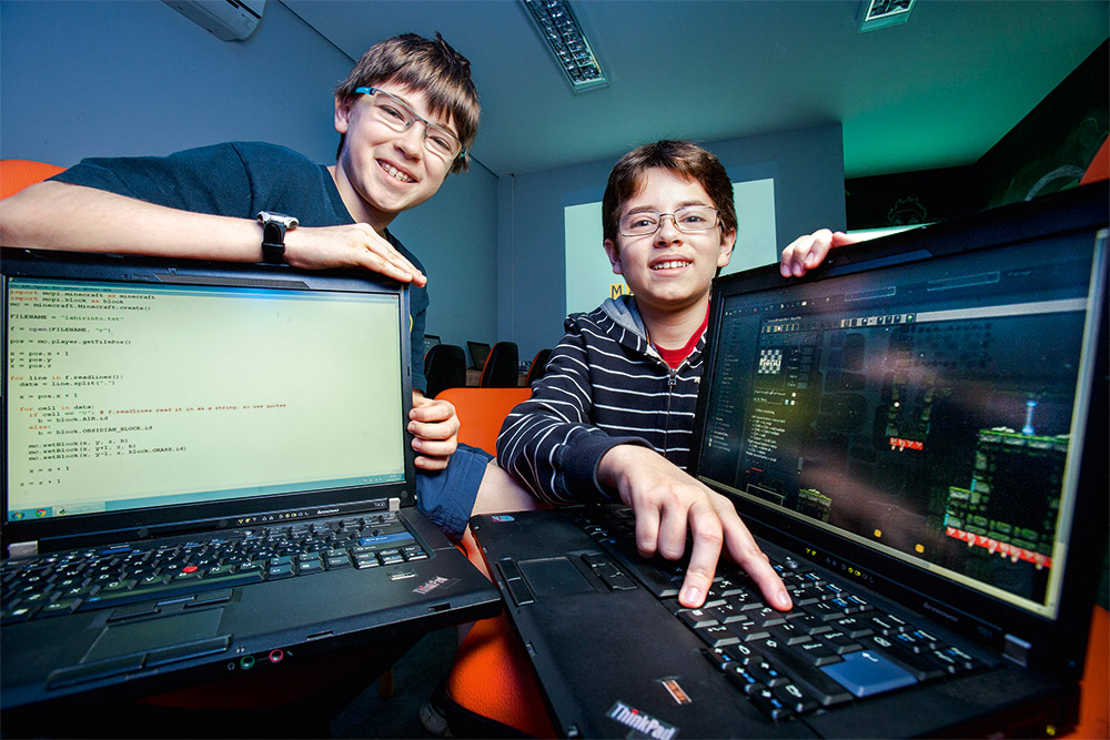 Escolas ensinam crianças e adolescentes a criar jogos e aplicativos