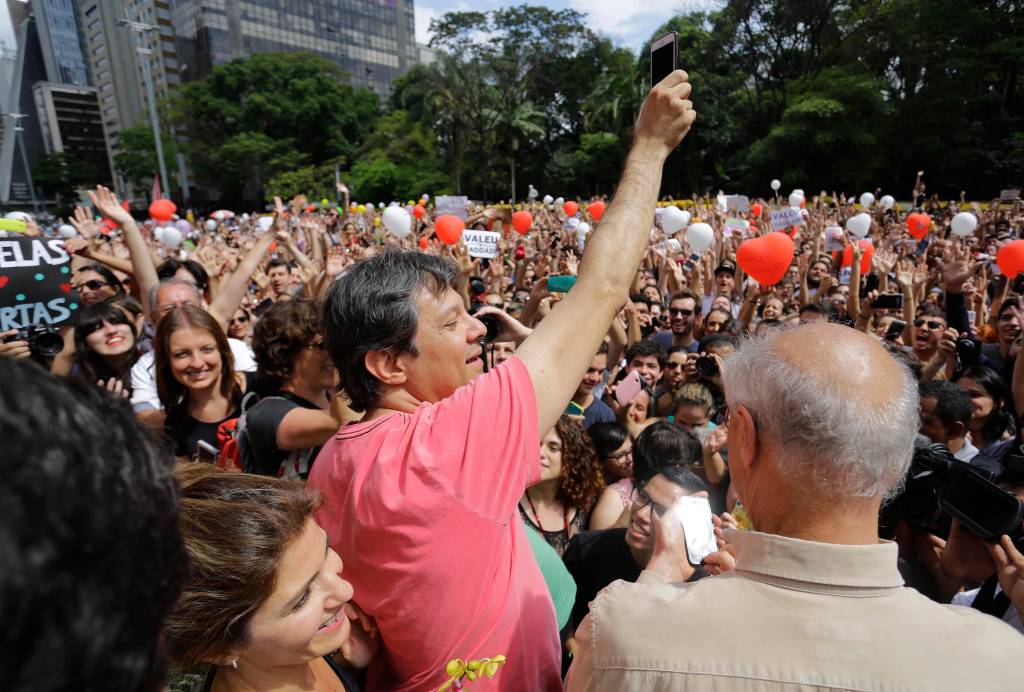 Em apoio a Haddad, grupo faz ato na Avenida Paulista