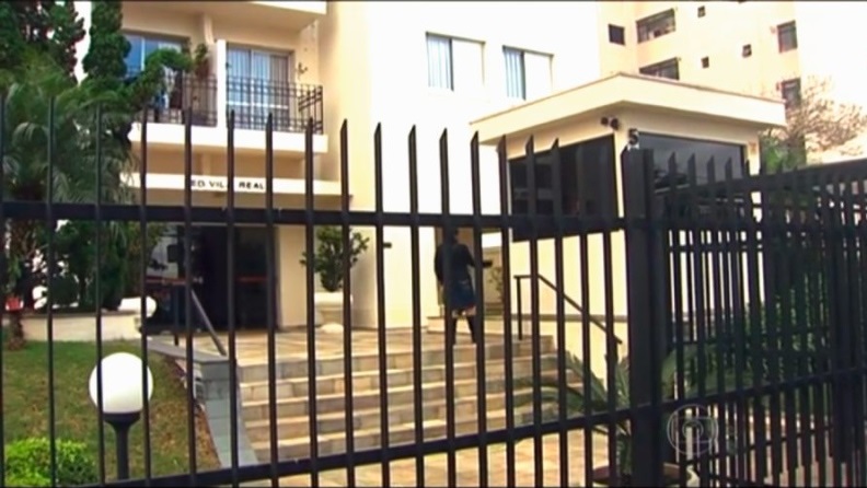 Homem se fere após elevador despencar oito andares
