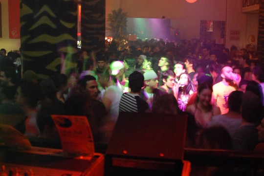 Baladas celebram ‘fim do mundo’ com festas temáticas