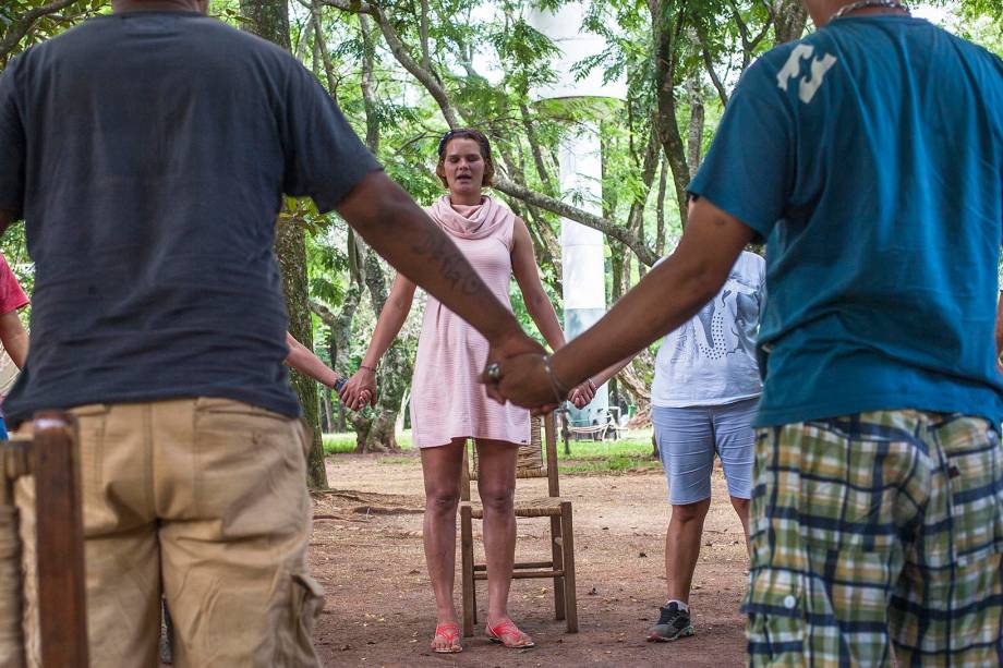 Loemy em reunião com outros dependentes químicos no interior de São Paulo Loemy em reunião com outros dependentes químicos no interior de São Paulo