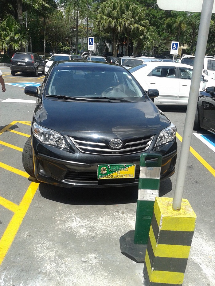 Carro de Marta Suplicy é flagrado estacionado em vaga de deficiente