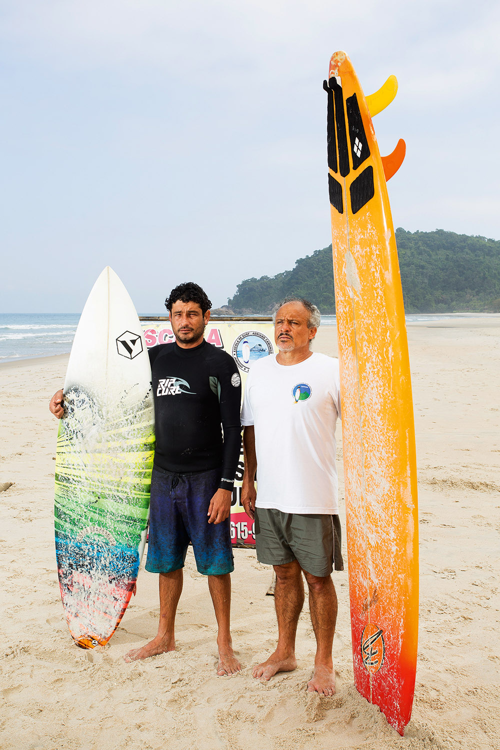 Edson e Adriano Camargo administram escola de surfe para crianças