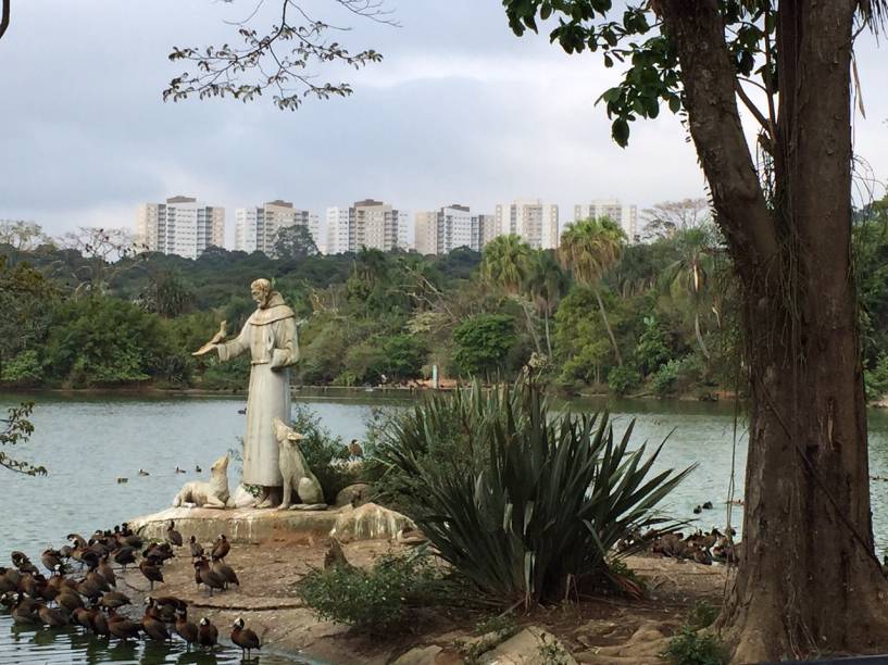 Imagem de S&atilde;o Francisco de Assis no lago do Zool&oacute;gico