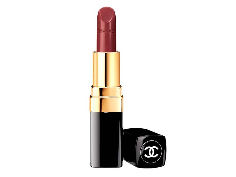 Batom Rouge Coco, cor 438Suzanne, da Chanel. A f&oacute;rmula do batom oferece textura confort&aacute;vel e hidratante. A cor, uma esp&eacute;cie de marsala, deixa os l&aacute;bios poderosos. A embalagem, de metal, &eacute; fiel aos c&oacute;digos negro e dourado da marca. Para as fashionistas de plant&atilde;o, &eacute; ideal para se carregar na bolsa. Pre&ccedil;o: 150 reais