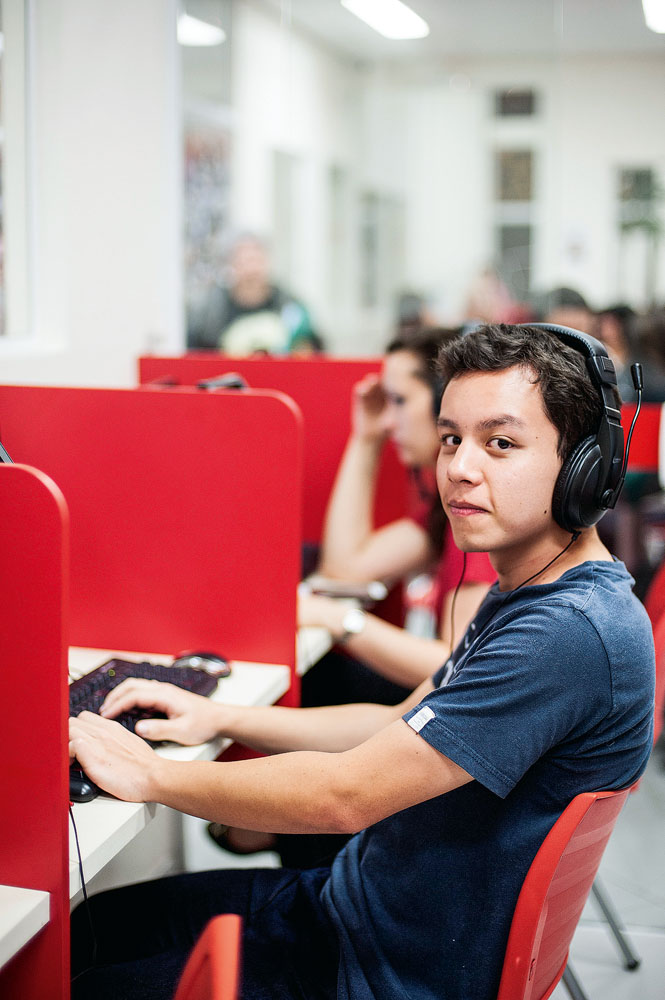 Aprenda uma nova língua por meio de app ou com refugiados e idosos