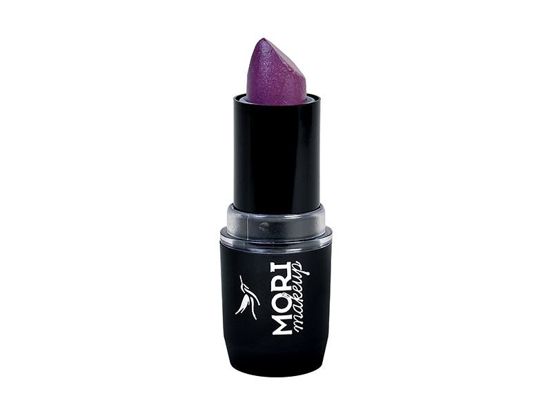 Batom, cor 06, da Mori Makeup. Aposte no tom roxo para a temporada, que promete ser super tend&ecirc;ncia. Possui vitaminas A e E, a&ccedil;&atilde;o antioxidante e prote&ccedil;&atilde;o FPS 25, que promete estar ativa por mais de 8 horas. Pre&ccedil;o: 9,50 reais