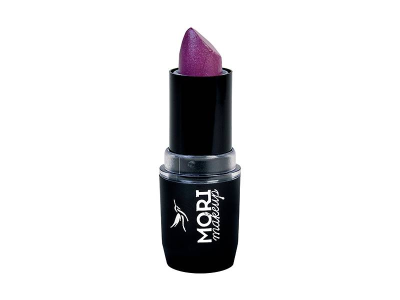 Batom, cor 06, da Mori Makeup. Aposte no tom roxo para a temporada, que promete ser super tend&ecirc;ncia. Possui vitaminas A e E, a&ccedil;&atilde;o antioxidante e prote&ccedil;&atilde;o FPS 25, que promete estar ativa por mais de 8 horas. Pre&ccedil;o: 9,50 reais