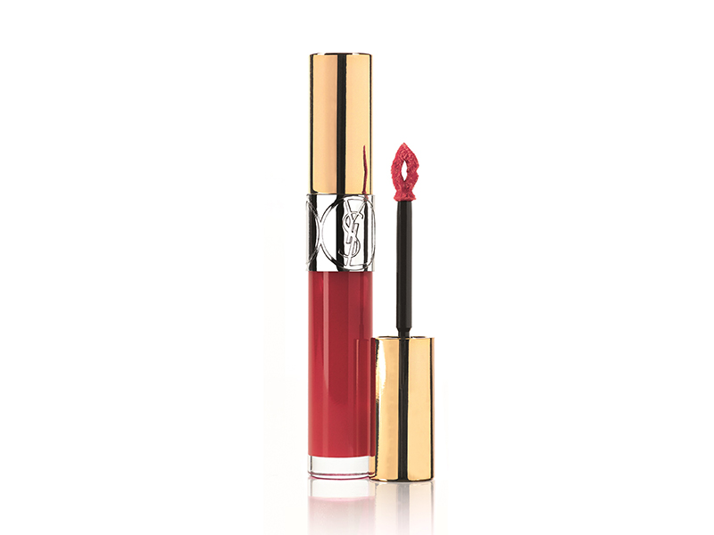 Gloss Volupte, cor 207, da Yves Saint Laurent. Com uma camada de cor intensa e brilhante com toques dourado, a vantagem desse gloss &eacute; ele promete n&atilde;o ser grudento e de alta durabilidade. Pre&ccedil;o: 189 reais