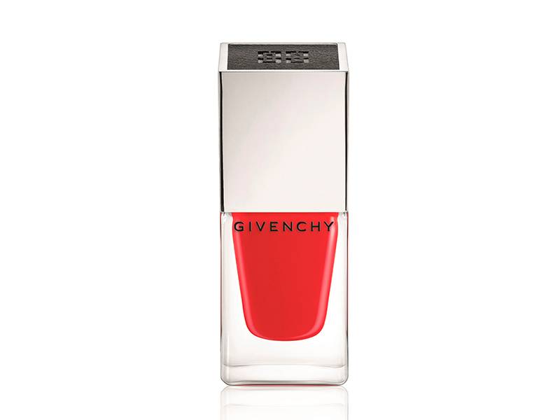 Esmalte, cor 06, da Givenchy. A f&oacute;rmula de Le Vernis proporciona &agrave;s unhas uma cobertura ultra brilhante de cor intensa, que demanda apenas uma camada. A cor 06 &eacute; um vibrante vermelho. Pre&ccedil;o: 74 reais