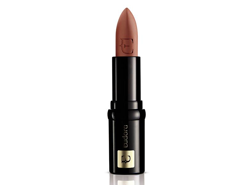 Batom, cor Terracota, da Eudora. Com um efeito nude lindo, a linha apresenta cobertura com efeito mate, alto poder de fixa&ccedil;&atilde;o e promete volume para os l&aacute;bios. Pre&ccedil;o: 32,99 reais.