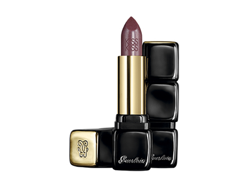 Batom, cor Chez Voltaire, da Guerlain. A linha de batons KissKiss Precious Colours Silky & Delicious promete um acabamento acetinado e textura ultra confort&aacute;vel. &Eacute; enriquecido com manteiga hidratante de manga e esferas de &aacute;cido hialur&ocirc;nico, que aumentam os l&aacute;bios, enquanto seu tom equilibrado e brilho oferecem um acabamento acetinado vibrante. Pre&ccedil;o: 129 reais.