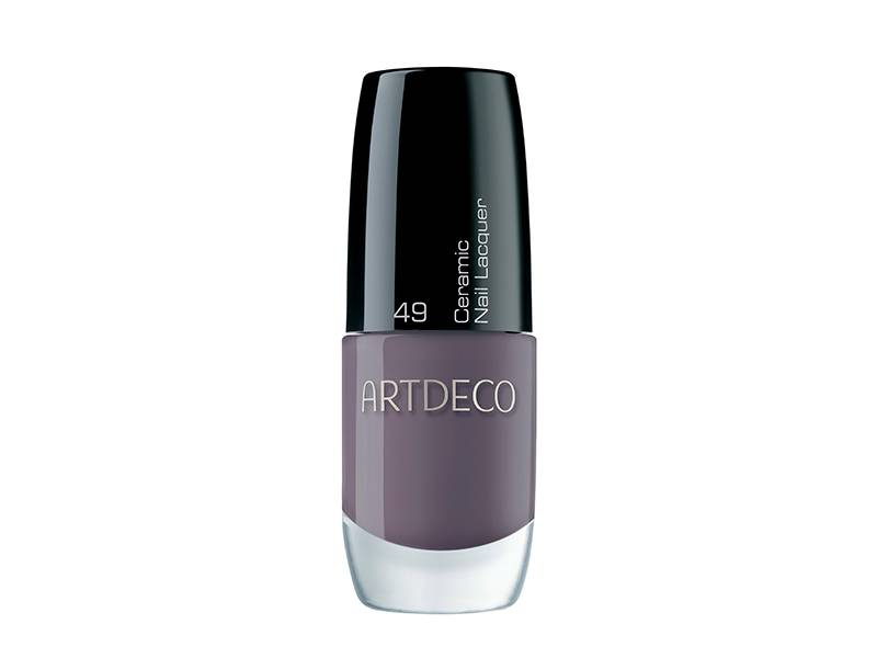 Esmalte, cor Sooty Violet, da Artdeco. Os esmaltes s&atilde;o livres de formalde&iacute;do e possuem f&oacute;rmula composta por nanopart&iacute;culas de cer&acirc;mica patenteadas, que proporcionam colora&ccedil;&atilde;o e brilho intensos de longa dura&ccedil;&atilde;o. Sua consist&ecirc;ncia garante cobertura perfeita, boa durabilidade, cores brilhantes e resistentes. Promete secar rapidamente e o pincel feito com fibras de nylon resulta em uma aplica&ccedil;&atilde;o uniforme de cor. Pre&ccedil;o: 37,90 reais.