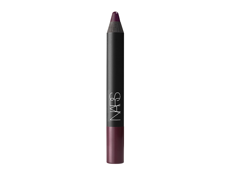 Lapis batom, cor Train Bleu, da Nars. Possui alta pigmenta&ccedil;&atilde;o, acabamento mate aveludado e promete longa dura&ccedil;&atilde;o nos l&aacute;bios. &Eacute; enriquecido com emolientes e vitamina E para conforto e textura cremosa. F&oacute;rmula com combina&ccedil;&atilde;o &uacute;nica de silicones que d&aacute; o efeito de cor rica e duradoura. Pre&ccedil;o: 114 reais.