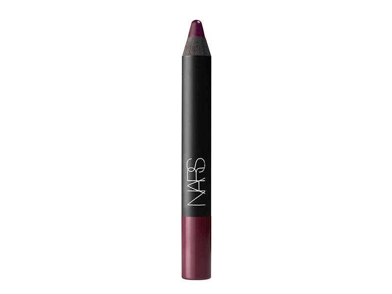 Lapis batom, cor Train Bleu, da Nars. Possui alta pigmenta&ccedil;&atilde;o, acabamento mate aveludado e promete longa dura&ccedil;&atilde;o nos l&aacute;bios. &Eacute; enriquecido com emolientes e vitamina E para conforto e textura cremosa. F&oacute;rmula com combina&ccedil;&atilde;o &uacute;nica de silicones que d&aacute; o efeito de cor rica e duradoura. Pre&ccedil;o: 114 reais.