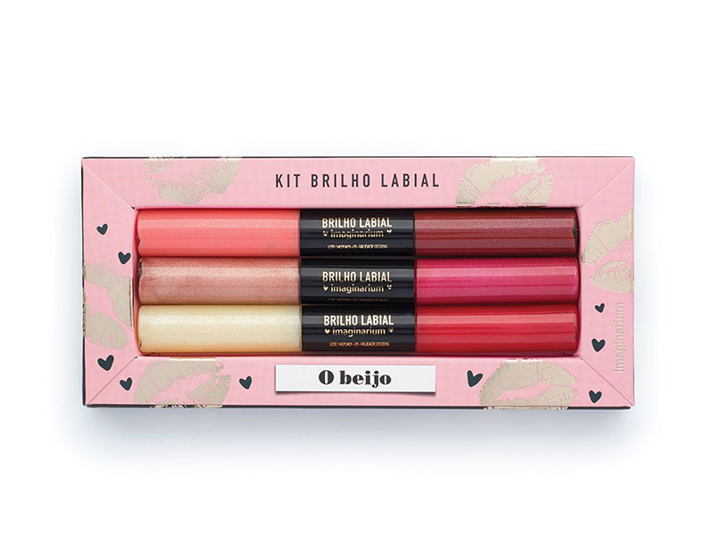 Kit brilho labial O Beijo, da Imaginarium. S&atilde;o seis cores de brilhos labiais com tons marcantes e diferentes, divididos em tr&ecirc;s bast&otilde;es com duas cores em cada. Assim voc&ecirc; pode colocar um bast&atilde;o diferente em cada bolsa e ter um brilho especial sempre &agrave; m&atilde;o. N&atilde;o &eacute; testado em animais. Pre&ccedil;o: 39,90 reais.