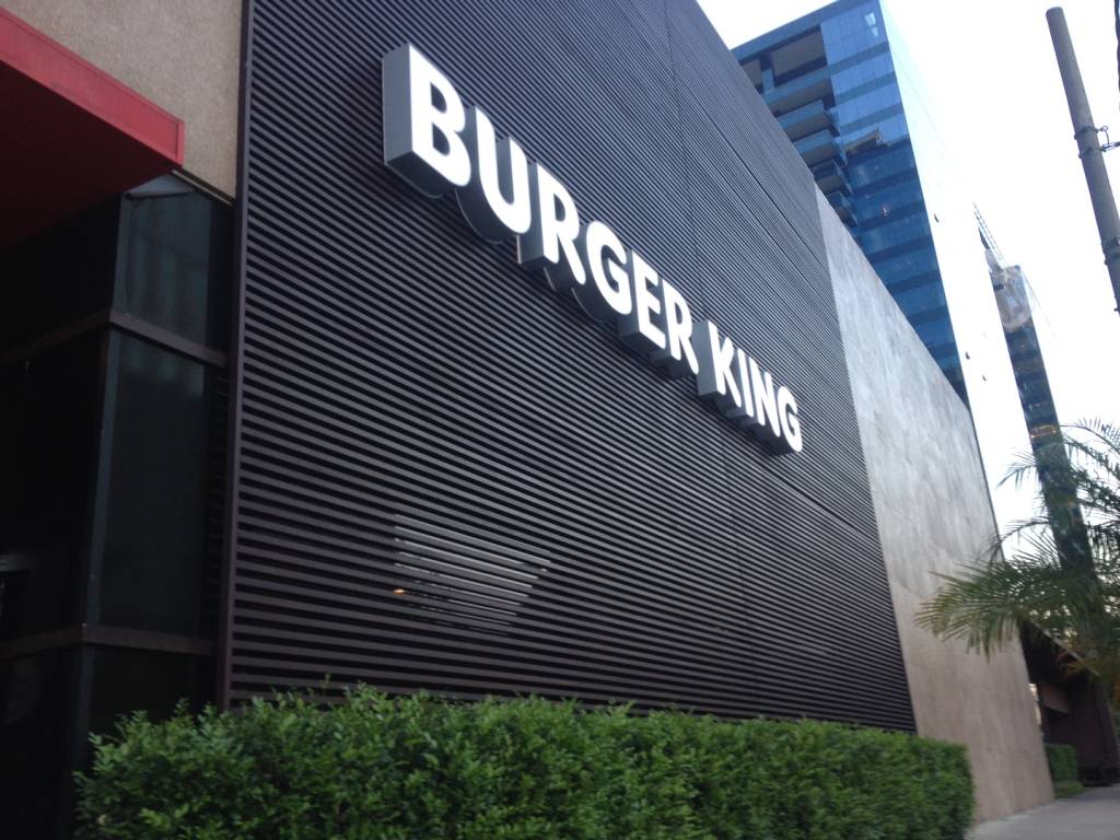 Burger King demite três por banho em caixa d’água