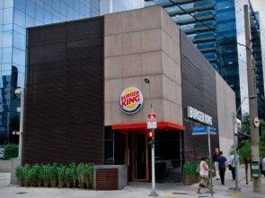 Vídeo flagra grupo tomando banho em caixa d’água do Burger King