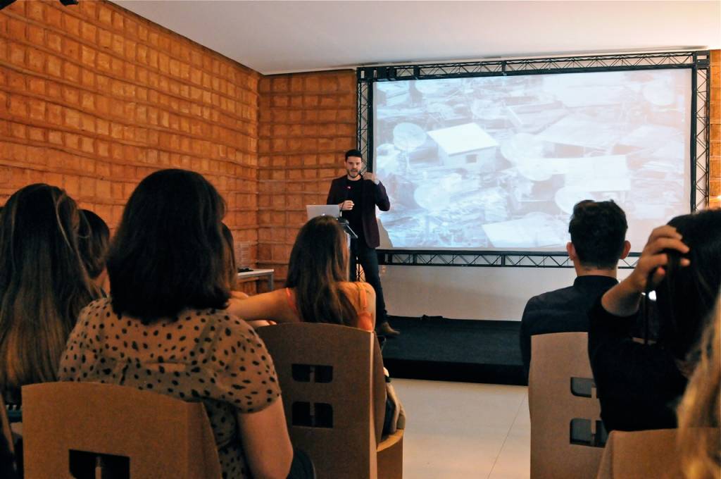 Público do evento assistindo a palestra no espaço Gafisa Público do evento assistindo a palestra no espaço Gafisa