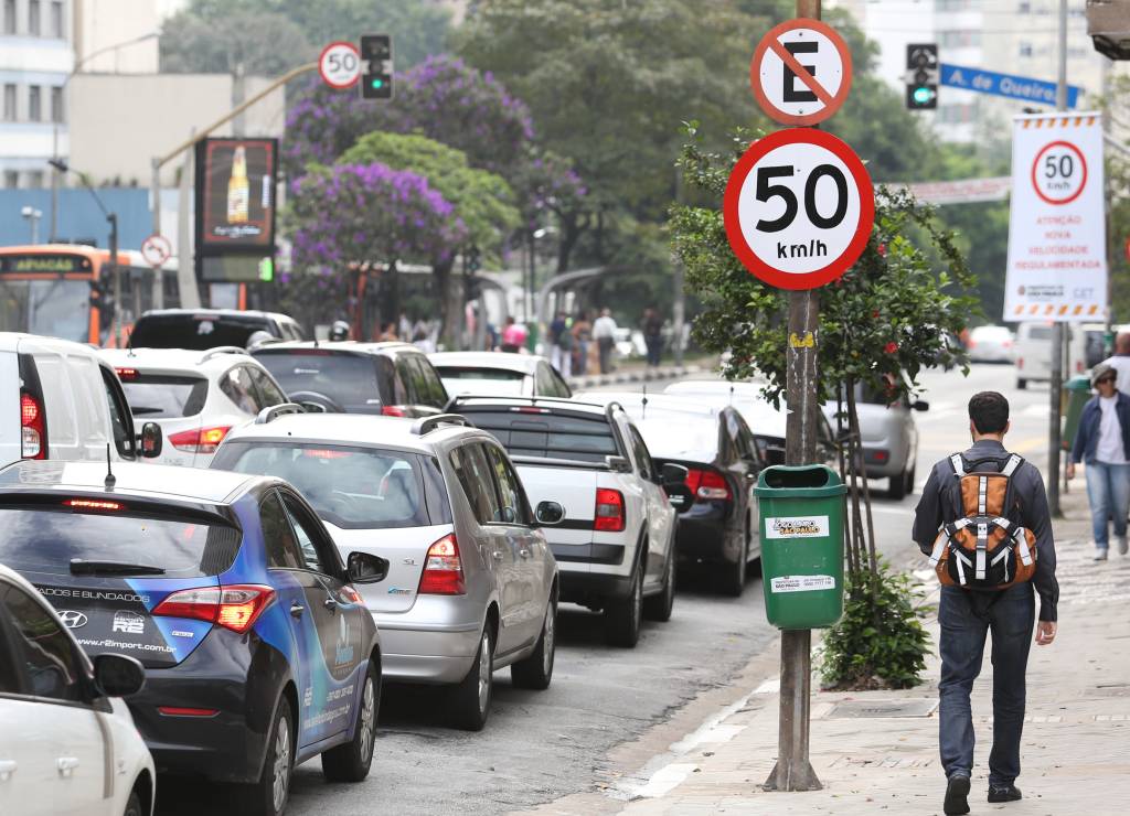 Carro invade terreno de escola na Rua da Consolação após batida