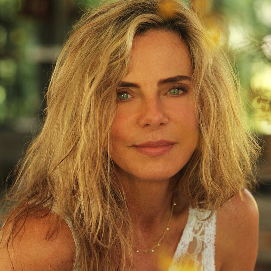 Bruna Lombardi posta foto e arranca elogios de seguidores