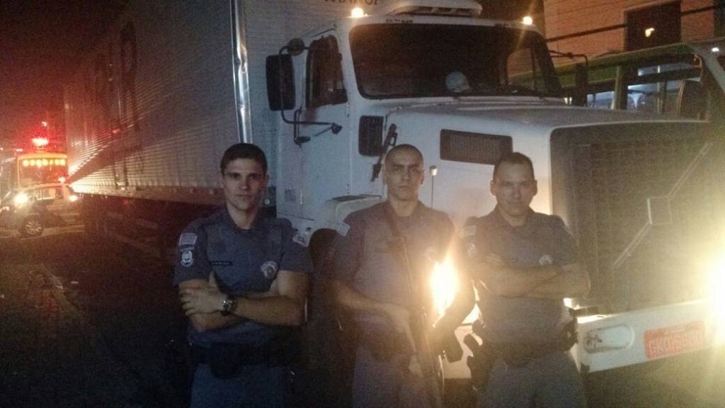 Dois homens são presos com carga de pneus roubada