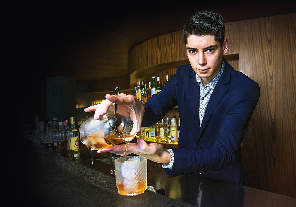 Barman de 22 anos é estrela de casas badaladas