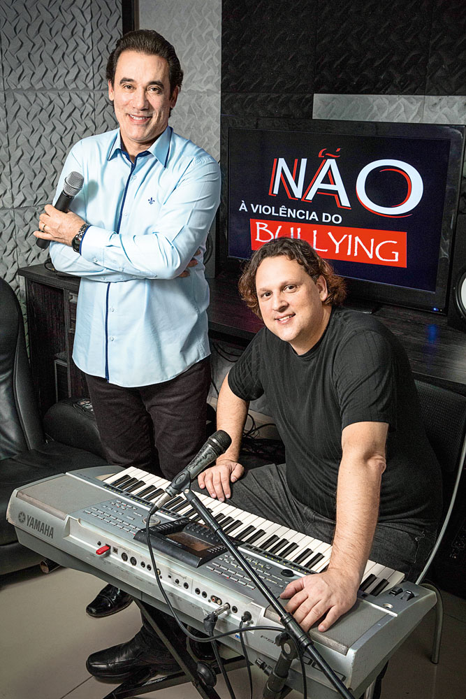 Amigos fazem shows para desmistificar assuntos como bullying e drogas