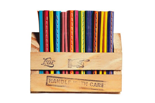 Caixote de madeira com doze caderninhos, na Papel Craft - www.papelcraft.com.br Caixote de madeira com doze caderninhos, na Papel Craft - www.papelcraft.com.br