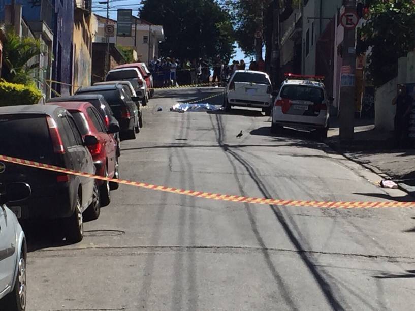 Homem foi morto na Rua Claudino In&aacute;cio Joaquim depois de trocar tiros com a pol&iacute;cia