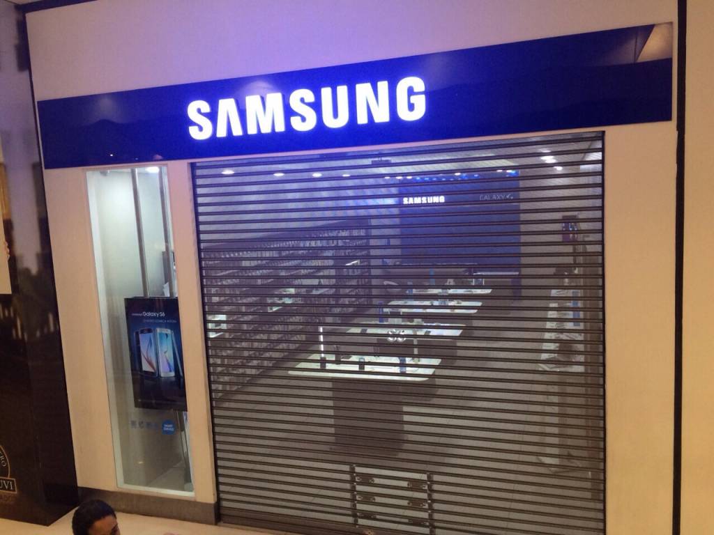Grupo tentou roubar a loja da Samsung Grupo tentou roubar a loja da Samsung