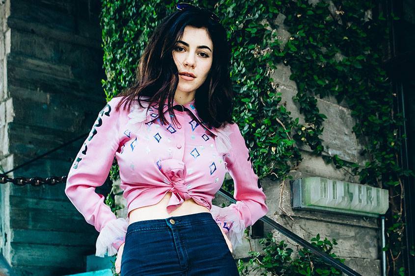 Marina And The Diamonds: cantora ficou mais 12 horas no aeroporto esperando voo de NY para SP e n&atilde;o embarcou a tempo