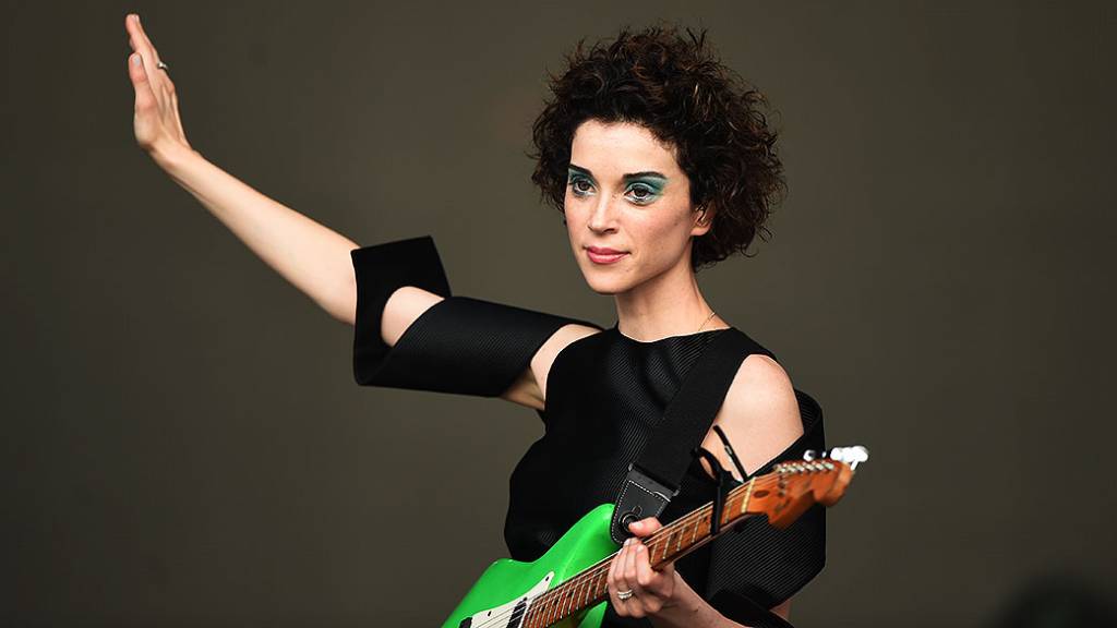 	A cantora americana&nbsp;Annie Clark, mais conhecida pelo nome art&iacute;stico St. Vincent, subiu ao palco no primeiro dia do Lollapalooza 2015