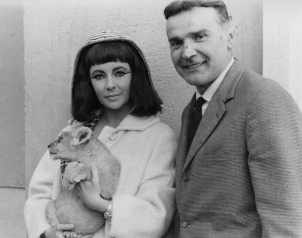 Ao lado da atriz Elizabeth Taylor Ao lado da atriz Elizabeth Taylor