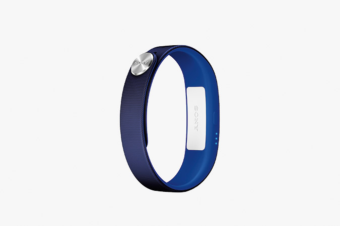 Pulseira inteligente SmartBand. Registra todas as atividades do usuário por meio do aplicativo Sony Lifelog. Sony