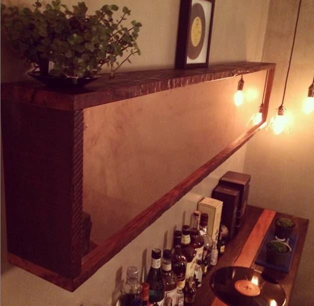 Estúdio Flecha: painel e bancada de peroba e cobre Estúdio Flecha: painel e bancada de peroba e cobre