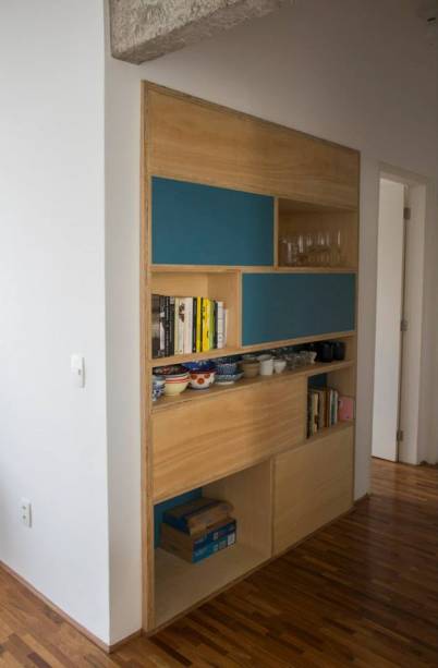 Farpa: estante embutida para apartamento em Pinheiros Farpa: estante embutida para apartamento em Pinheiros