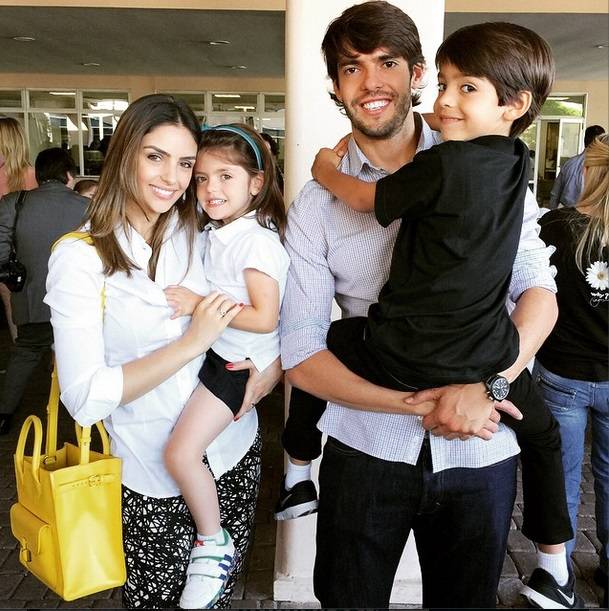 Carol Celico e Kak&aacute; com os filhos Isabella e Luca