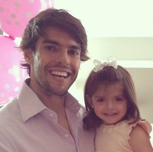 Kak&aacute; e a pequena Isabella