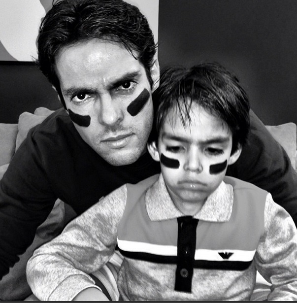 Kaká e o filho prontos para o Superbowl, final do campeonato de futebol americano Kaká e o filho prontos para o Superbowl, final do campeonato de futebol americano