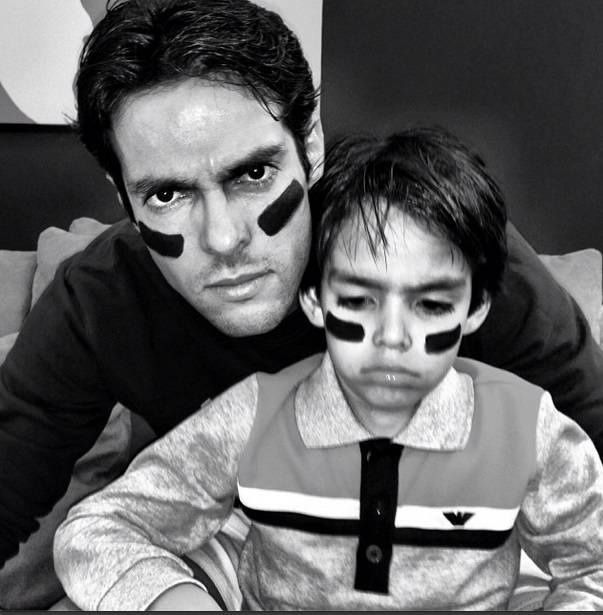 Kaká e o filho prontos para o Superbowl, final do campeonato de futebol americano Kaká e o filho prontos para o Superbowl, final do campeonato de futebol americano