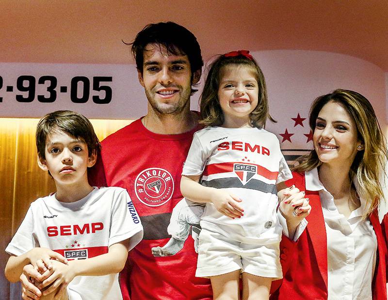 Kak&aacute; e Carol, com os filhos em seu retorno ao S&atilde;o Paulo