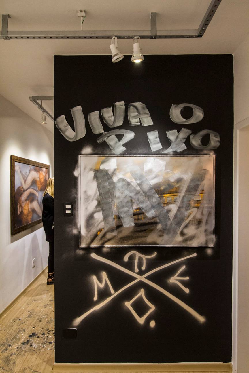 Na parte de baixo da foto, a assinatura do coletivo respons&aacute;vel pela "interven&ccedil;&atilde;o"