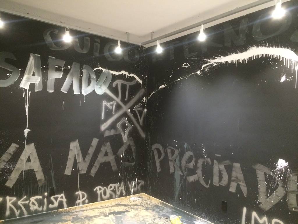 Como j&aacute; conheciam o local, invasores levaram tinta branca para pintar a parede preta