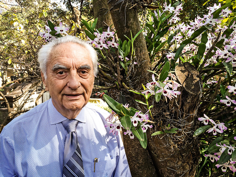 Alemão de 82 anos cultiva orquidário no cemitério do Redentor