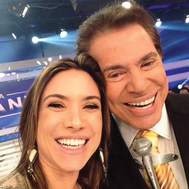 Selfie de Patr&iacute;cia Abravanel com o pai nos est&uacute;dios do SBT