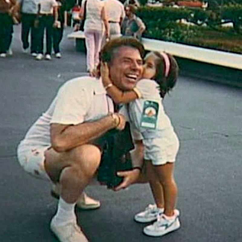 Patricia Abravanel, aos 4 anos, ao lado do pai, em um passeio na Disney: agora ele comemora a gravidez dela e a chegada do oitavo neto Patricia Abravanel, aos 4 anos, ao lado do pai, em um passeio na Disney: agora ele comemora a gravidez dela e a chegada do oitavo neto