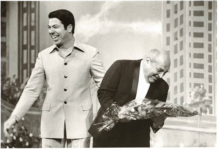 O apresentador brinca com o humorista Manoel de Nóbrega, em 1969 O apresentador brinca com o humorista Manoel de Nóbrega, em 1969