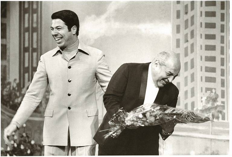 O apresentador brinca com o humorista Manoel de N&oacute;brega, em 1969