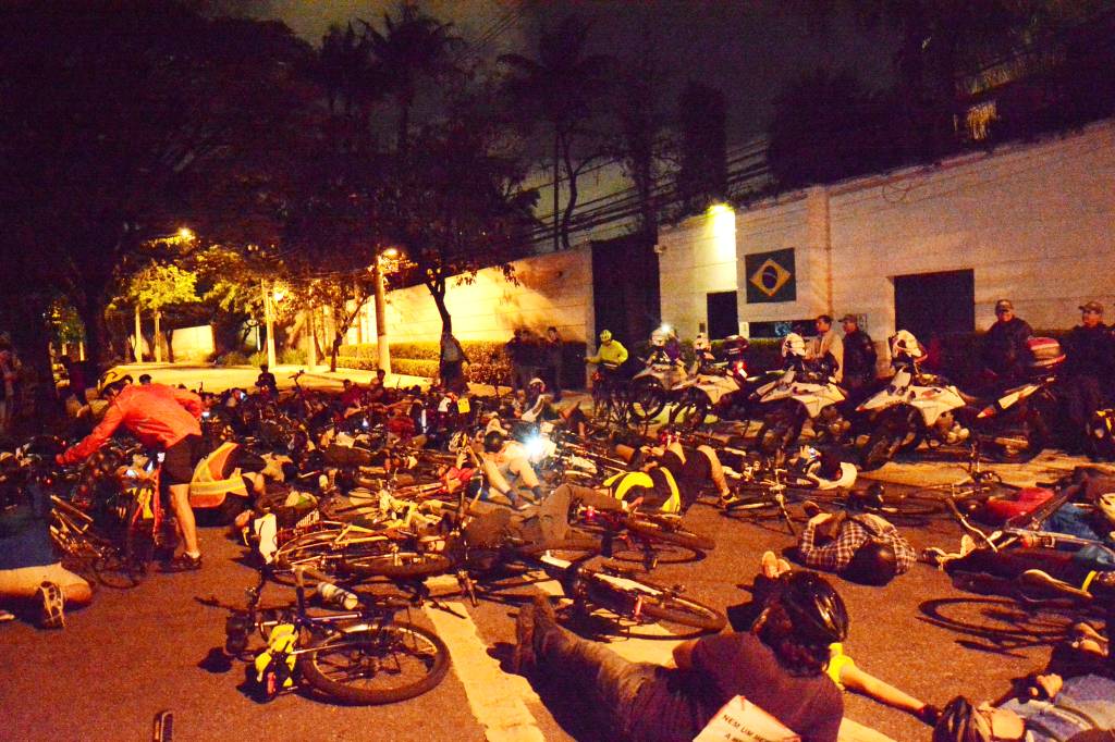 Em protesto, ciclistas deitam em frente à casa de João Doria